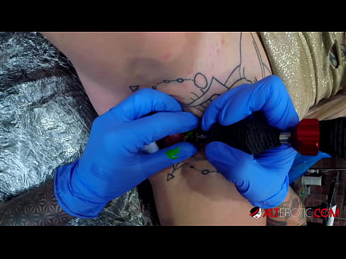 ❤️ Uiters getatoeëerde hottie Sully Savage het 'n tatoeëermerk op haar klitoris gekry ❤ Superpornografie op af.online4sex.ru ❌